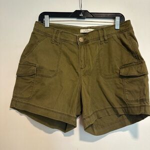 Women’s Sz: 10 Natural Reflections Army Green Cargo Shorts. Stretch Cotton.